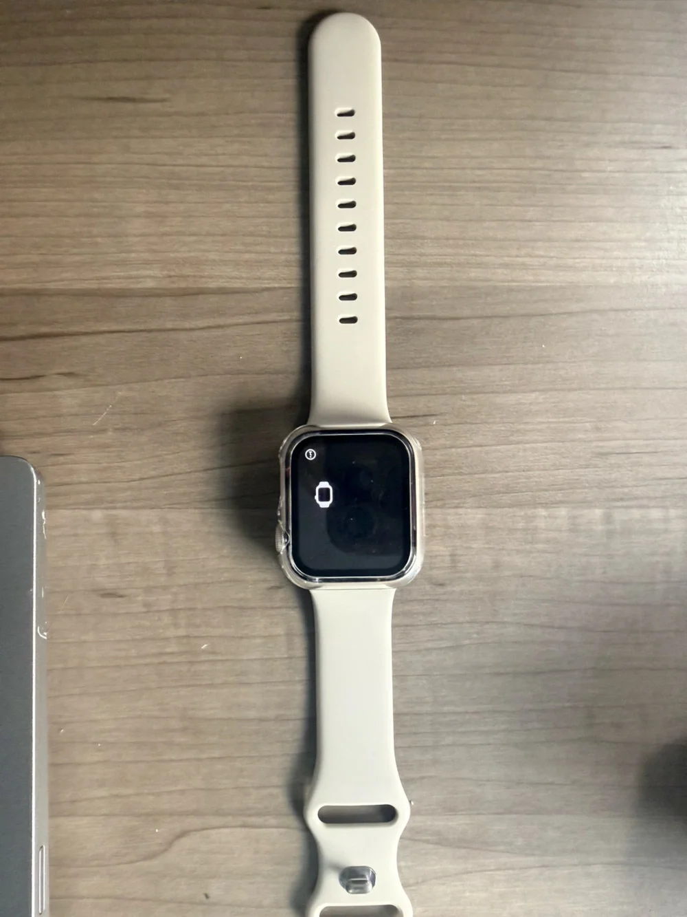 Apple Watch SE: 40MM with Cream Silicone Band